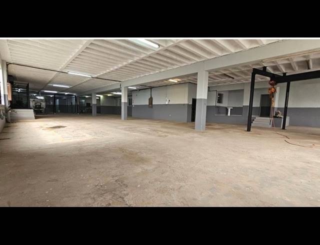 1,650M² BUILDING TO LET IN BLUFF